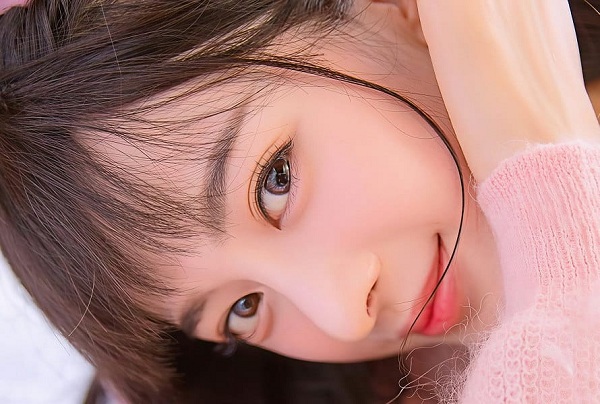 才艺主播在青橙直播进行唱歌互动直播